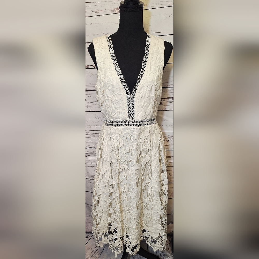 #978 Lulu's White Lace V-Neck  Midi Dress Sz.L - Picture 3 of 10